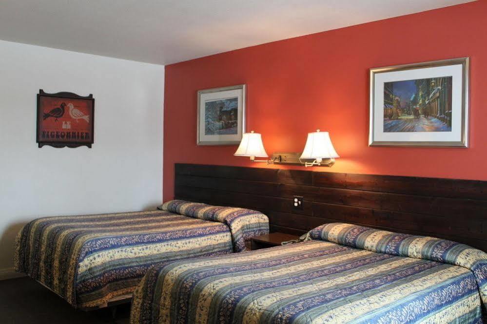 Auberge - Motel Le Pigeonnier Farnham Esterno foto